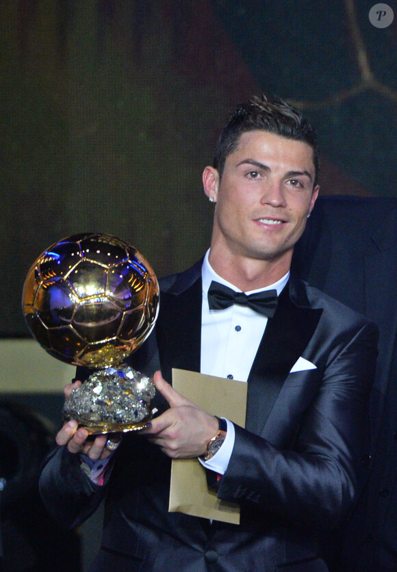 Cristiano Ronaldo reçoit le Fifa Ballon d'Or 2013 à la Kongresshalle de Zurich, le 13 janvier 2014