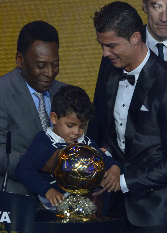 Cristiano Ronaldo et son fils Cristiano Jr lors de la cérémonie du Ballon d'Or à Zurich, le 13 janvier 2014