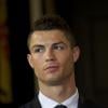 Cristiano Ronaldo decoré par le président portugais Anibal Cavaco Silva de la médaille du grand officier de l'Ordre de l'Infant Dom Henri lors d'une cérémonie au palais présidentiel à Lisbonne le 20 janvier 2014