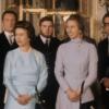 Jim Beaton, à gauche, et les différentes personnes intervenues lors de la tentative d'enlèvement de la princesse Anne en 1974, avaient été reçues ensuite à Buckingham Palace par la reine Elizabeth II, au premier plan, qui leur a témoigné sa gratitude. Jim Beaton était l'officier chargé de la protection de la princesse Anne en 1974 : quand Ian Ball a tenté d'enlever la fille de la reine Elizabeth II devant Buckingham Palace, il a pris trois balles en tentant de la protéger. Pourla BBC, dans le programme Witness, il revenait, 40 ans après, sur les événements de ce 20 mars 1974.