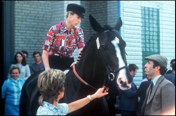 La princesse Anne à cheval sous les yeux de son mari Mark Phillips en 1974