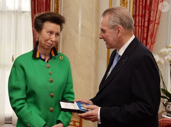 La princesse Anne décorant le comte Jacques Rogge, ancien président du Comité international olympique, lors d'une cérémonie à Buckingham à Londres, le 25 février 2014.