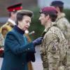 La princesse Anne remettant des médailles militaires le 4 décembre 2013