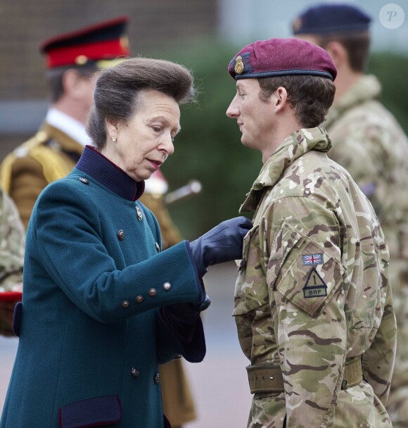 La princesse Anne remettant des médailles militaires le 4 décembre 2013