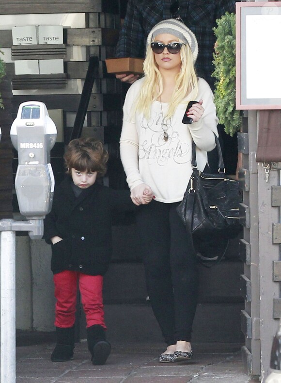Exclusif - Christina Aguilera va dejeuner avec son fils Max et son petit ami Matthew Rutler dans West Hollywood, le 13 décembre 2012.