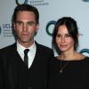 Courteney Cox et Johnny McDaid en couple lors de la soirée des prix de The UCLA Institute of the Environment & Sustainability chez Anthony Pritzker à Beverly Hills, Los Angeles, le 21 mars 2014