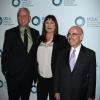 Glen MacDonald, Anjelica Huston et Henry Waxman lors de la soirée des prix de The UCLA Institute of the Environment & Sustainability chez Anthony Pritzker à Beverly Hills, Los Angeles, le 21 mars 2014