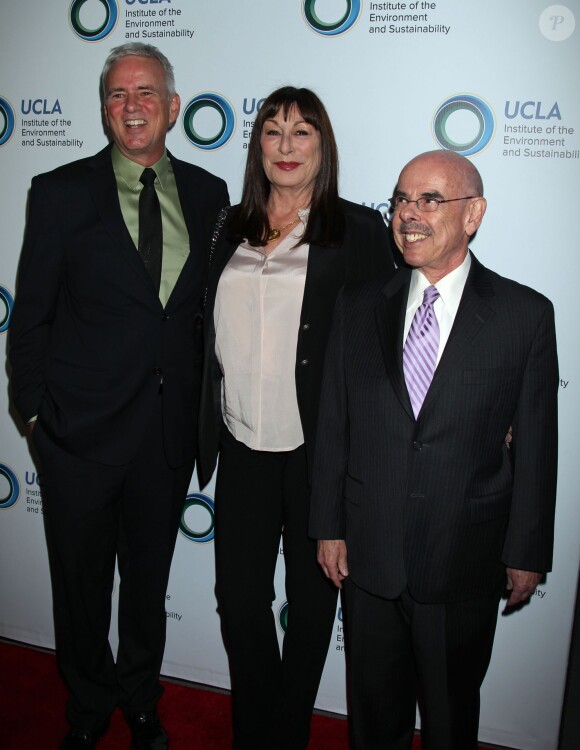 Glen MacDonald, Anjelica Huston et Henry Waxman lors de la soirée des prix de The UCLA Institute of the Environment & Sustainability chez Anthony Pritzker à Beverly Hills, Los Angeles, le 21 mars 2014