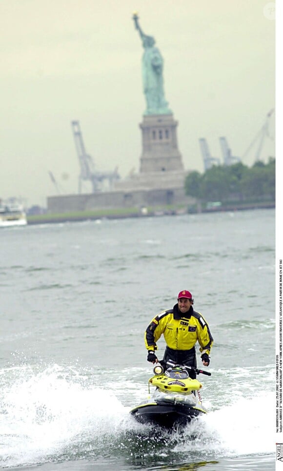 Alvaro de Marichalar arrive à New York après avoir traversé l'Atlantique en jet-ski depuis Rome, en 2002