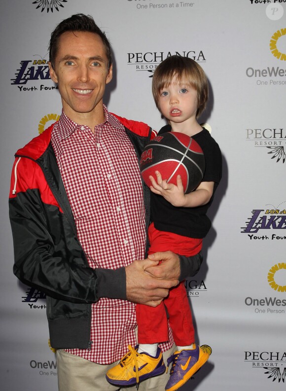 Steve Nash et son fils lors de la soirée Lakers Casino Night Fundraiser Benefiting The Lakers Youth Foundation' au Club Nokia de Los Angeles, le 10 mars 2013
