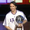Steve Nash reçoit le trophée du meilleur meneur lors du NBA All-Star Game à l'American Airlines Center de Dallas, le 13 février 2010