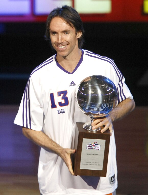 Steve Nash reçoit le trophée du meilleur meneur lors du NBA All-Star Game à l'American Airlines Center de Dallas, le 13 février 2010