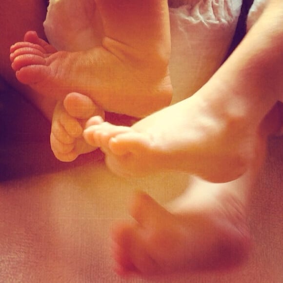 Photo postée par Elsa Pataky sur Instagram : il s'agit des pieds de ses jumeaux, Tristan et Sasha. Le papa Chris Hemsworth est aux anges
