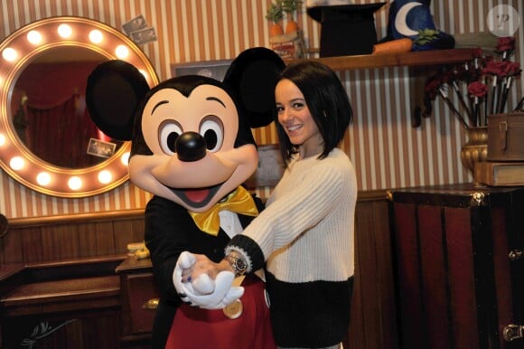 Alizée pose avec Mickey au parc Disneyland Paris.