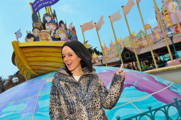 Alizée fête le 50e anniversaire de l'attraction It's a small world.