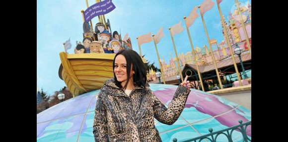 Alizée fête le 50e anniversaire de l'attraction It's a small world.