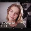 Natalia Vodianova dans la vidéo pour le 50e anniversaire de l'attraction It's a small world.