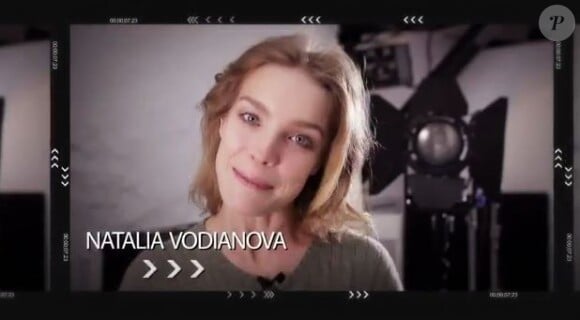 Natalia Vodianova dans la vidéo pour le 50e anniversaire de l'attraction It's a small world.