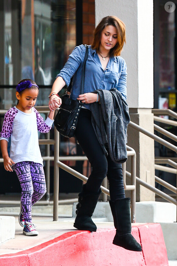 Paris Jackson avec sa petite-cousine dans les rues de Calabasas à Los Angeles, le 22 mars 2014.
