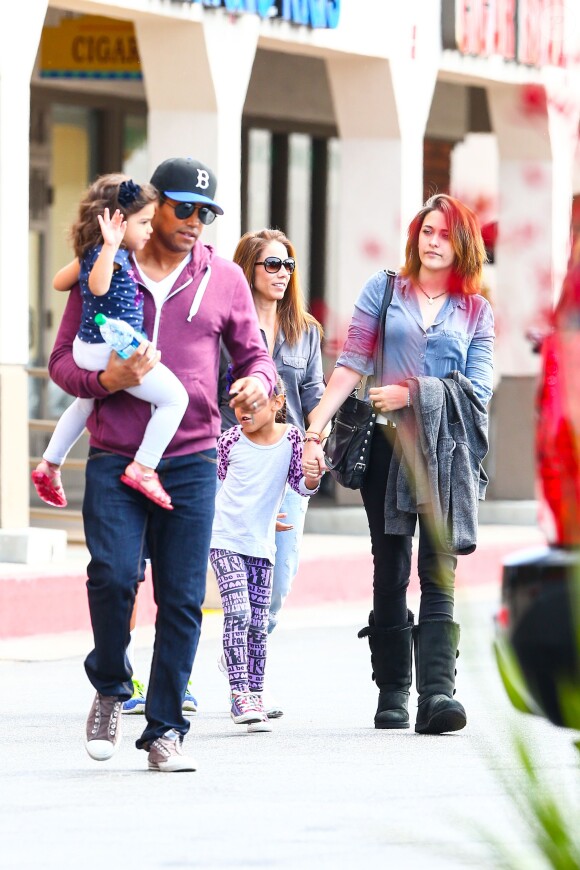Paris Jackson en compagnie de son oncle TJ Jackson et de sa famille à Calabasas, le 22 mars 2014.
