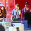 Paris Jackson avec son cousin TJ et sa famille dans un centre commercial de Calabasas, à Los Angeles, le 22 mars 2014.