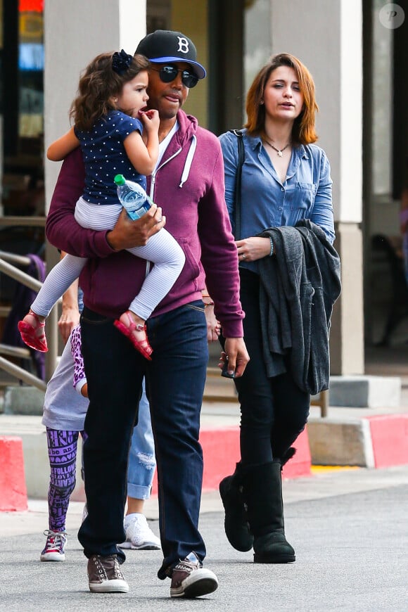 Paris Jackson avec son cousin TJ et sa famille dans les rues de Calabasas à Los Angeles, le 22 mars 2014.