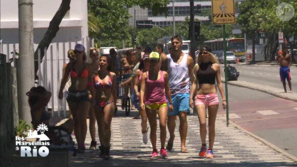 Départ pour la plage pour une matinée sportive (épisode 19 des Marseillais à Rio - diffusé sur W9 le mercredi 26 mars 2014.)