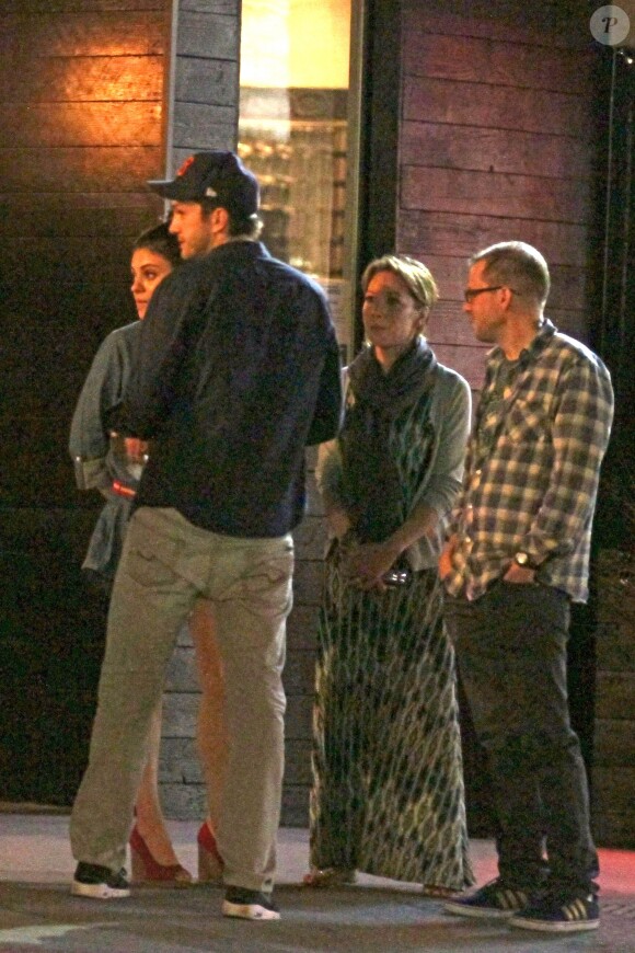 Les fiancés Ashton Kutcher et Mila Kunis dînant avec John Cryer et sa femme (partenaire d'Ashton dans Mon oncle Charlie) à Los Angeles le 12 mars 2014