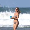 Exclusif - Gisele Bündchen, en bikini, profite d'une journée ensoleillée sur une plage du Costa Rica. Mars 2014.