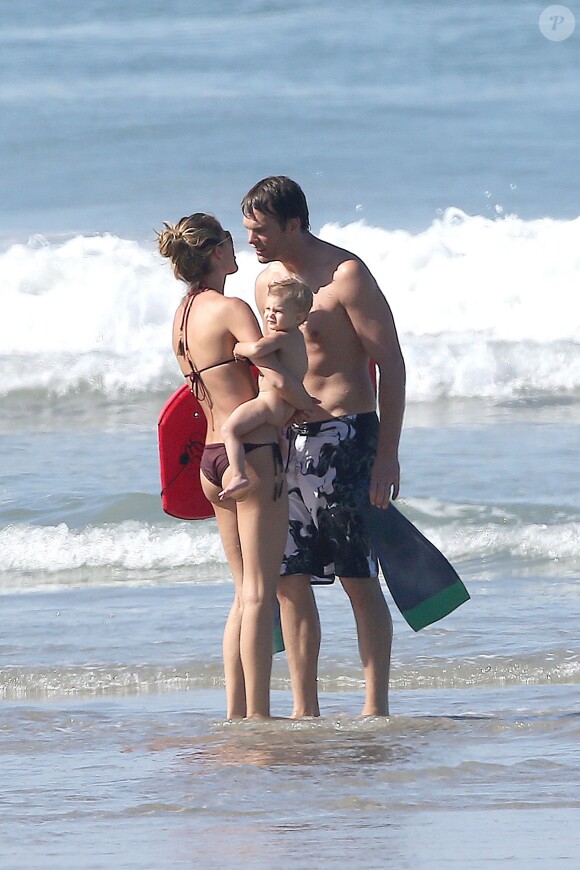 Exclusif - Gisele Bündchen, Tom Brady et leur fille Vivian profitent d'une journée ensoleillée sur une plage du Costa Rica. Mars 2014.