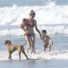 Exclusif - Gisele Bündchen et ses deux enfants, Vivian et Benjamin, sur une plage du Costa Rica. Mars 2014.