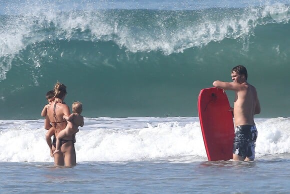 Exclusif - Gisele Bündchen, son mari Tom Brady et leurs enfants Vivian et Benjamin, en vacances sur une plage du Costa Rica. Mars 2014.