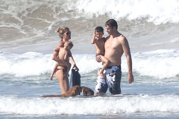 Exclusif - Gisele Bündchen, Tom Brady et leurs enfants Vivian et Benjamin profitent d'une journée ensoleillée sur une plage du Costa Rica. Mars 2014.