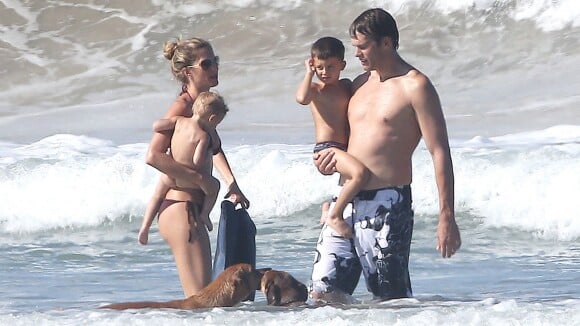 Gisele Bündchen : Super sexy en bikini à la plage avec son Tom et ses enfants
