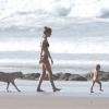 Exclusif - Gisele Bündchen et sa fille Vivian profitent d'une journée ensoleillée sur une plage du Costa Rica. Mars 2014.