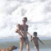Exclusif - Gisele Bündchen et ses deux enfants, Vivian et Benjamin, sur une plage du Costa Rica. Mars 2014.