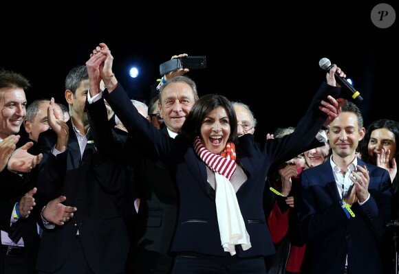 Anne Hildago, au côté de Bertrand Delanoë, célèbre sa victoire la place de l'hôtel de Ville à Paris, le 30 mars 2014.