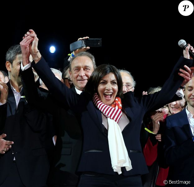 Anne Hildago, au côté de Bertrand Delanoë, célèbre sa victoire la place de l'hôtel de Ville à Paris, le 30 mars 2014.