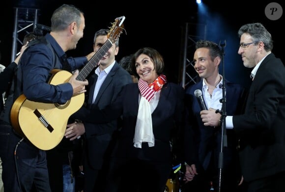 Anne Hildago célèbre sa victoire, place de l'hôtel de Ville à Paris, le 30 mars 2014.
