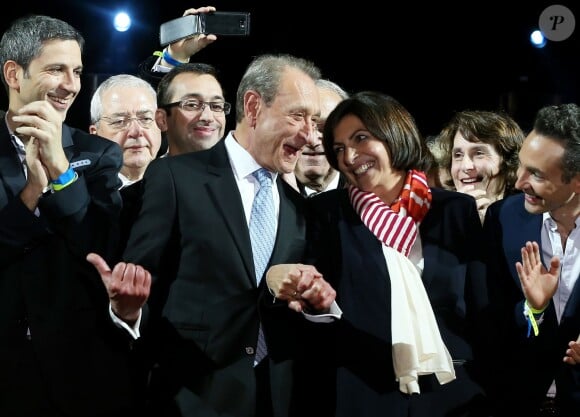 Anne Hildago célèbre sa victoire, place de l'hôtel de Ville à Paris, entourée de tous ses soutiens, dont Bertrand Delanoë. Le 30 mars 2014.