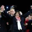 Anne Hildago célèbre sa victoire, place de l'hôtel de Ville à Paris, entourée de tous ses soutiens, dont Bertrand Delanoë. Le 30 mars 2014.