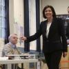 Anne Hidalgo et son mari, le député Jean-Marc Germain, ont voté dans le 15e arrondissement lors du second tour des Municipales, à Paris le 30 mars 2014. 