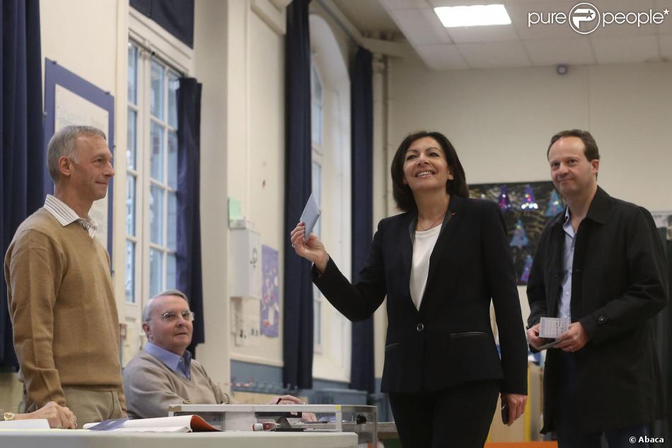  Anne Hidalgo et son mari, le député Jean-Marc Germain, ont voté dans le 15e arrondissement lors du second tour des Municipales, à Paris le 30 mars 2014.  