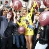 Rita Ora fête la sortie de son nouveau single, I will never let you down, avec un lâcher de ballons sur Leicester Square. Londres, le 31 mars 2014.