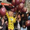 Rita Ora fête la sortie de son nouveau single, I will never let you down, avec un lâcher de ballons sur Leicester Square. Londres, le 31 mars 2014.