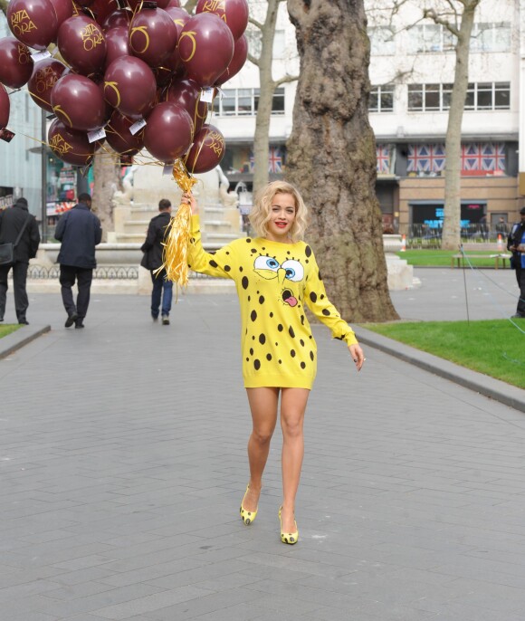 Rita Ora, habillée d'une robe-pull et de souliers Moschino (collection automne-hiver 2014), fête la sortie de son nouveau single, I will never let you down. Londres, le 31 mars 2014.