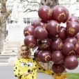  Rita Ora f&ecirc;te la sortie de son nouveau single, I will never let you down, avec un l&acirc;cher de ballons sur Leicester Square. Londres, le 31 mars 2014. 