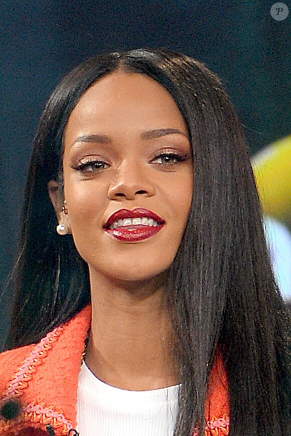Avant-Après coiffure : Rihanna sans frange !