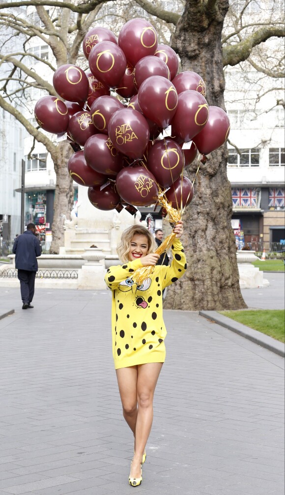 Rita Ora, craquante en robe et souliers Moschino, fête la sortie de son nouveau single, I will never let you down. Londres, le 31 mars 2014.