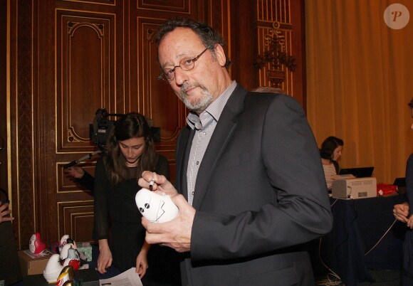 Jean Reno à la vente aux enchères caritative "Solidarité Fukushima" organisée par Kenzo à Paris le 19 décembre 2013.